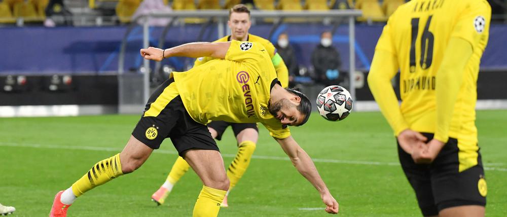 Aus kurzer Distanz köpft sich Nationalspieler Emre Can auf den Unterarm.