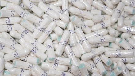 Regelmäßig nützlich: Tampons, so sagt man, lassen sich sogar mit bloßer Hand berühren.