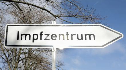 Hinweisschild zum Impfzentrum in Rathenow in Brandenburg.