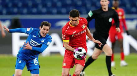 Hoffenheims Sebastian Rudy (links) und Leverkusens Lucas Alario lieferten sich ein zähes Duell. 