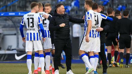 Hertha BSC (in der Mitte Trainer Pal Dardai) wird erst Anfang Mai wieder eingreifen können. 