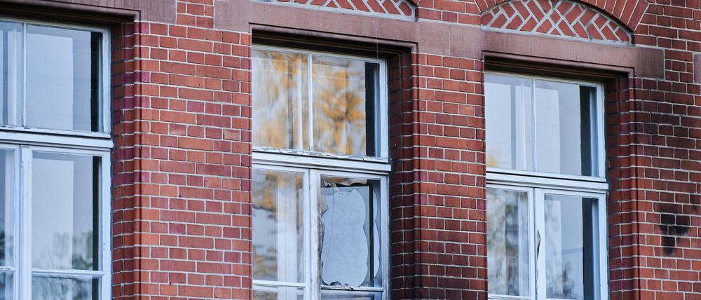 Unbekannte warfen Brandsätze auf das Gebäude des RKI in Berlin.
