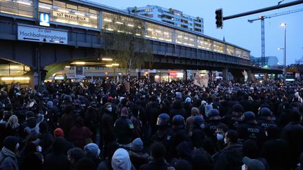 Am Kottbusser Tor sammelten sich die Demonstranten. Zwischenzeitlich eskalierte die Lage, mehrere Menschen wurden festgenommen.