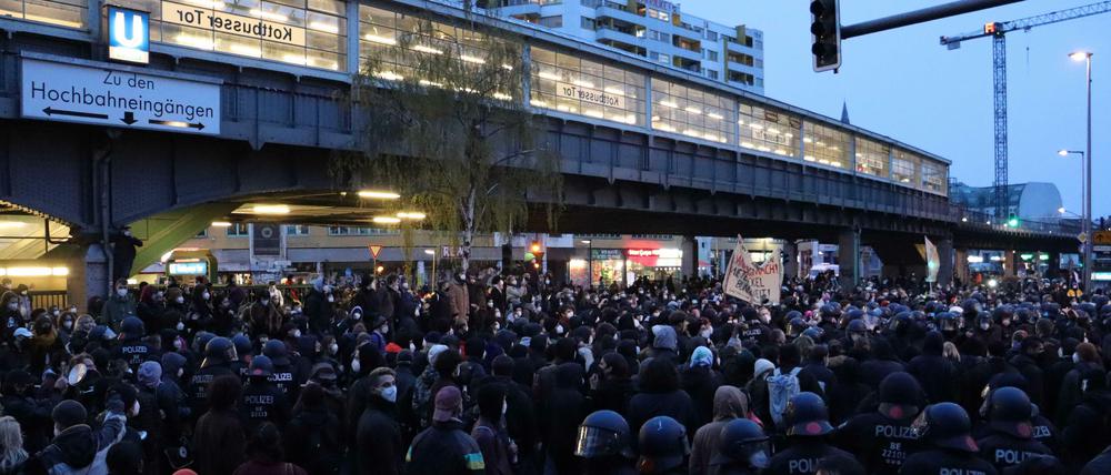 Am Kottbusser Tor sammelten sich die Demonstranten. Zwischenzeitlich eskalierte die Lage, mehrere Menschen wurden festgenommen.