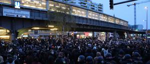 Am Kottbusser Tor sammelten sich die Demonstranten. Zwischenzeitlich eskalierte die Lage, mehrere Menschen wurden festgenommen.