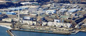 Blick auf das zerstörte Atomkraftwerk in Fukushima mit Tanks für kontaminiertes Wasser
