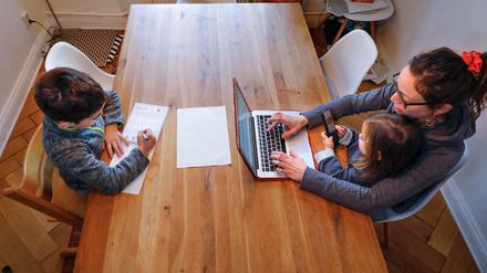Damit Eltern nicht parallel zum Homeoffice ihre Kinder betreuen müssen, können sie Kinderkrankengeldtage beantragen. 