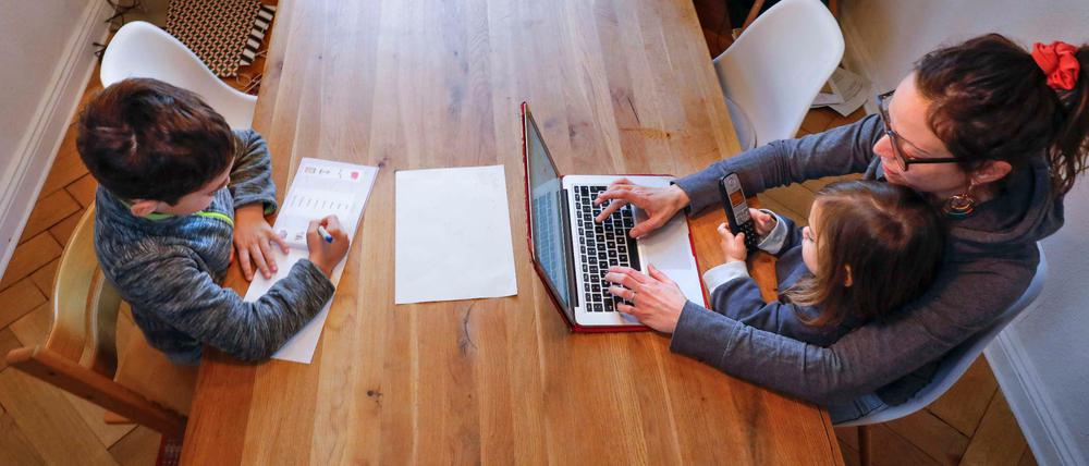 Damit Eltern nicht parallel zum Homeoffice ihre Kinder betreuen müssen, können sie Kinderkrankengeldtage beantragen.