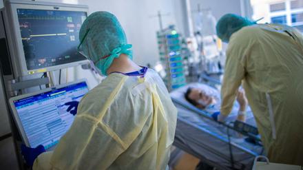 Krankenschwestern und Pflegekräfte arbeiten in der Intensivstation des Uniklinikum Greifswald mit Corona-Patienten.