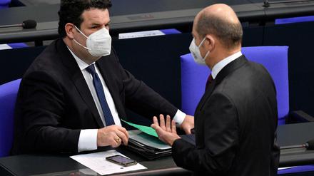 Verteidigen das Vorhaben von einer Testpflicht für Unternehmen: Arbeitsminister Heil (l) und Finanzminister Scholz. (Archivbild)