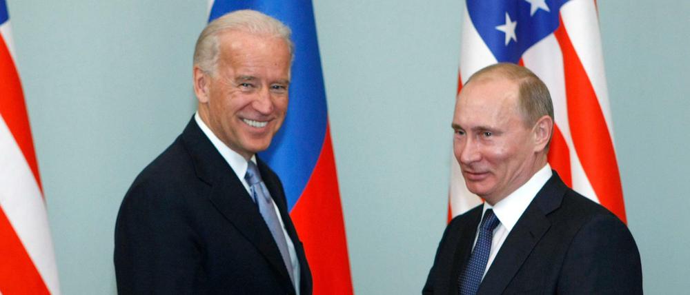 Joe Biden (l), damaliger Vizepräsident der USA, gibt Wladimir Putin, Präsident von Russland, auf einem Archivfoto die Hand.