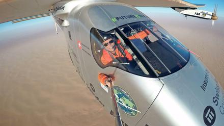 Bertrand Piccard 2016 in seinem Solarflugzeug.