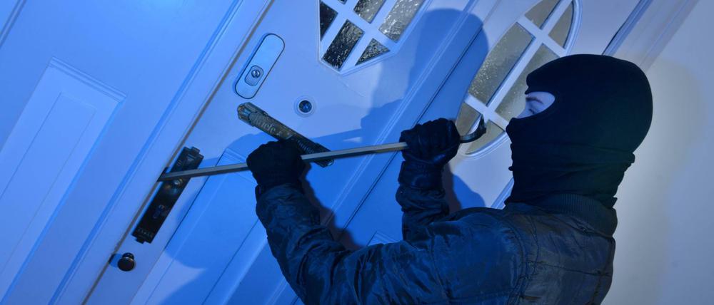 Traumatisches Erlebnis. Für Mieter und Wohnungseigentümer ist der Einbruch in die Privaträume oft ein Schock. Ein wenig tröstet, dass die Zahl der Wohnungseinbrüche deutlich sinkt 