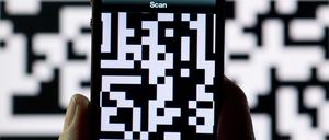 Mit Corona-Warn-App und Luca: QR-Codes sollen bald zwei Mal gescannt werden.