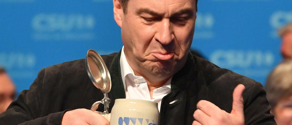 Markus Söder, CSU-Vorsitzender und Ministerpräsident aus Bayern trinkt beim Politischen Aschermittwoch der CSU 2020 ein Bier.