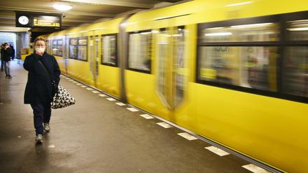 Ein Zug im U-Bahnhof Gneisenaustraße.
