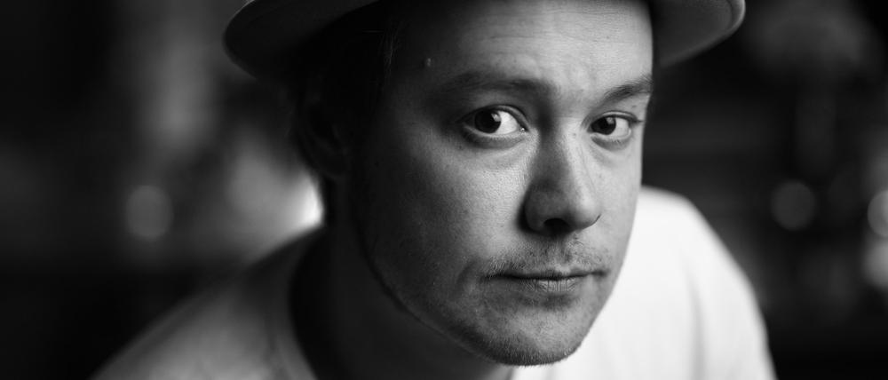 Jon Kenzie ist ein britischer Singer-Songwriter