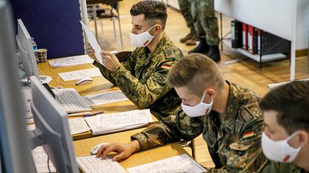 Soldaten des Wachbataillons der Bundeswehr im Gesundheitsamt Berlin-Mitte 