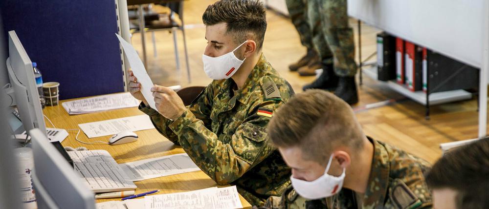 Soldaten des Wachbataillons der Bundeswehr im Gesundheitsamt Berlin-Mitte