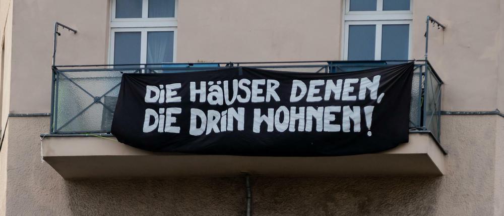 Nach dem Urteil des Bundesverfassungsgericht protestierten Berliner mit diesem Banner an einem Balkon.