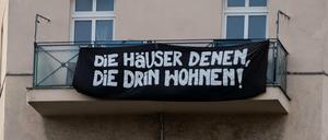Nach dem Urteil des Bundesverfassungsgericht protestierten Berliner mit diesem Banner an einem Balkon. 