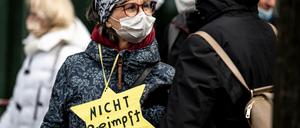 Verharmlosung der Judenverfolgung. Eine Teilnehmerin demonstriert mit dem gelben Stern vor dem Bundesgesundheitsministerium gegen die Maßnahmen zur Eindämmung der Pandemie