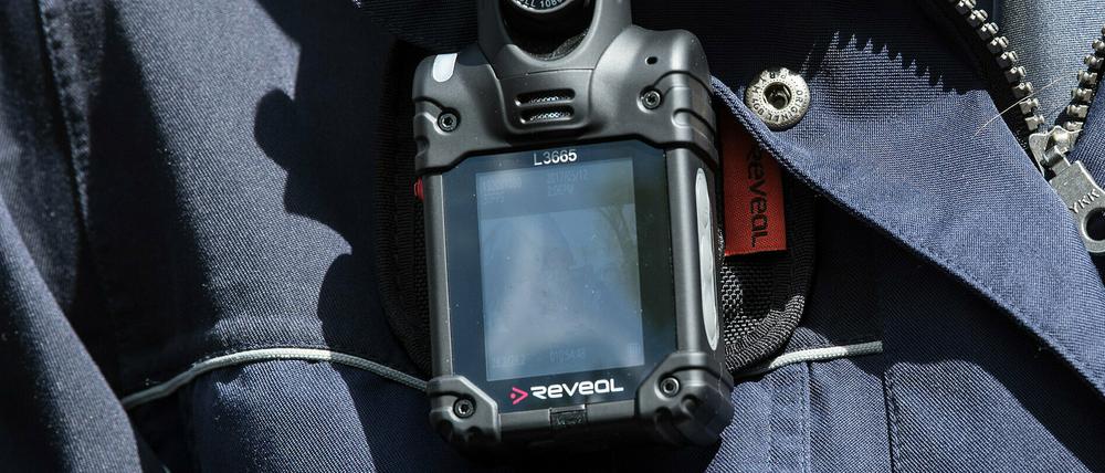 Berliner Polizei und Feuerwehr sollen zwei Jahre lang die Arbeit mit Bodycams testen.