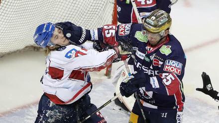 John Ramage (l.) von den Eisbären hat hier klar die Oberhand gegen Mannheims Florian Elias.