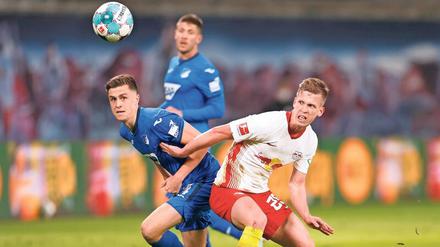 Verbissen. Dani Olmo (r.) im Duell mit Christoph Baumgartner. 
