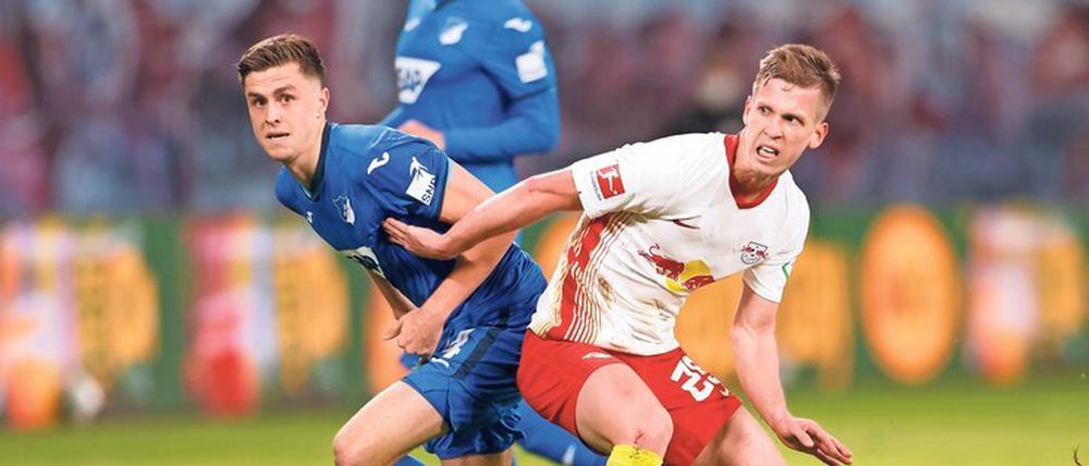 Verbissen. Dani Olmo (r.) im Duell mit Christoph Baumgartner.