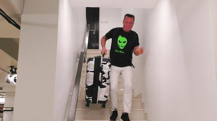 Marcus Prinz von Anhalt, Kandidat der Sat-1-Reality-Show "Promis unter Palmen" muss die Villa verlassen. Der 54-Jährige hatte Frauen auf ihr Aussehen reduziert und war Dragqueen Katy Bähm schwulenfeindlich angegangen.