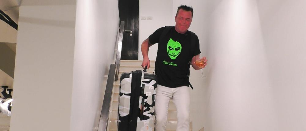 Marcus Prinz von Anhalt, Kandidat der Sat-1-Reality-Show "Promis unter Palmen" muss die Villa verlassen. Der 54-Jährige hatte Frauen auf ihr Aussehen reduziert und war Dragqueen Katy Bähm schwulenfeindlich angegangen.