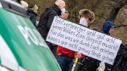 Ein Demonstrant droht mit "Volkes Zorn" und "Strafe" bei einem Querdenken-Protest im April in Berlin.