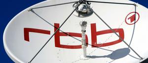 ARCHIV - 07.04.2016, Brandenburg, Potsdam: Eine Satellitenschüssel mit dem Logo der ARD-Anstalt "Rundfunk Berlin Brandenburg". (zu dpa "Länder verschieben Novellierung des RBB-Staatsvertrags") Foto: Ralf Hirschberger/dpa-Zentralbild/dpa +++ dpa-Bildfunk +++