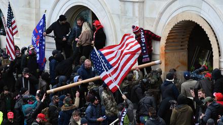 Anhänger des damaligen US-Präsidenten Trump stürmen am 6. Januar das US-Kapitolgebäude.