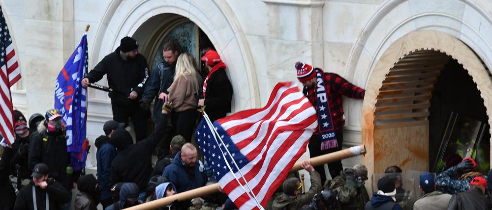Anhänger des damaligen US-Präsidenten Trump stürmen am 6. Januar das US-Kapitolgebäude.