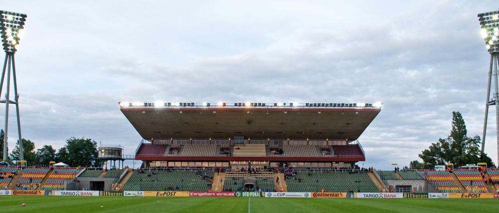 Für den Friedrich-Ludwig-Jahn Sportpark in Pankow liegt keine Genehmigung als Spielstätte vor.