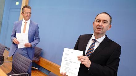 Hubert Aiwanger (r) und Joachim Streit, von den Freien Wählern, zeigen die Verfassungsbeschwerde gegen das Infektionsschutzgesetz.