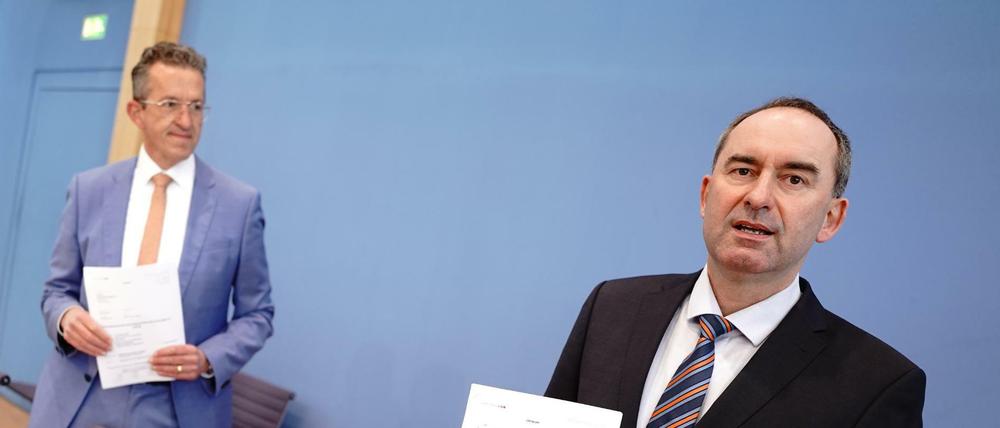 Hubert Aiwanger (r) und Joachim Streit, von den Freien Wählern, zeigen die Verfassungsbeschwerde gegen das Infektionsschutzgesetz.