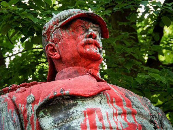 Eine Bismarck-Statue wurde mit roter Farbe bespritzt.