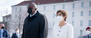 Verteidigungsministerin Annegret Kramp-Karrenbauer begrüßt US-Verteidigungsminister Lloyd Austin am Dienstag in Berlin.