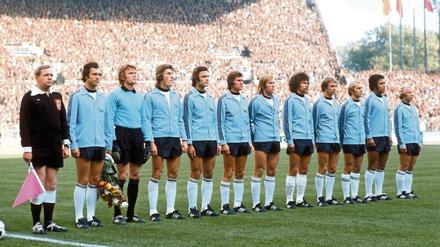 „Guck mal der Schwatte, das hätte es bei Hitler nicht gegeben.“ Stürmer Erwin Kostedde (Zweiter v. r.) im Oktober 1975 bei seinem dritten und zugleich letztem Spiel in der deutschen Nationalmannschaft gegen Griechenland. 