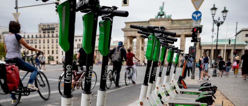 E-Tretroller stehen vor dem Brandenburger Tor am Rand der Straße des 17. Juni. In vielen Städten sorgen die E-Tretroller gerade für ziemliches Kopfzerbrechen.