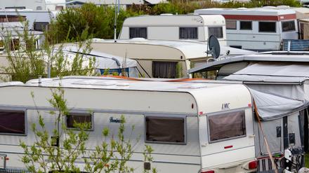 Wohnwagen stehen auf einem Campingplatz (Symbolbild).