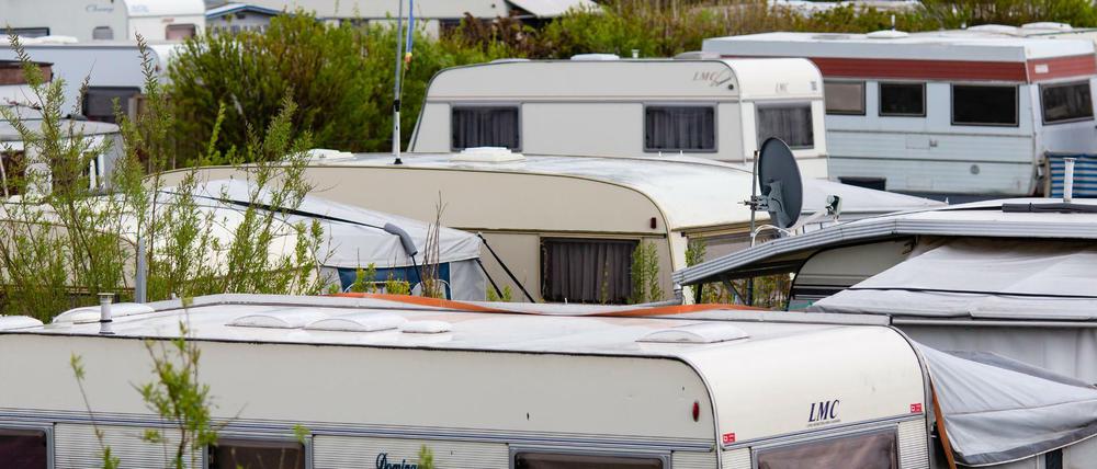 Wohnwagen stehen auf einem Campingplatz (Symbolbild).