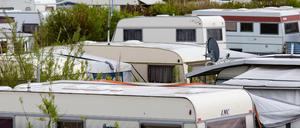 Wohnwagen stehen auf einem Campingplatz (Symbolbild).