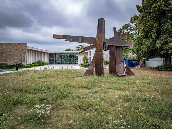 Der Hendry-Ford-Bau der Freien Universität, im Vordergrund eine moderne Skulptur.