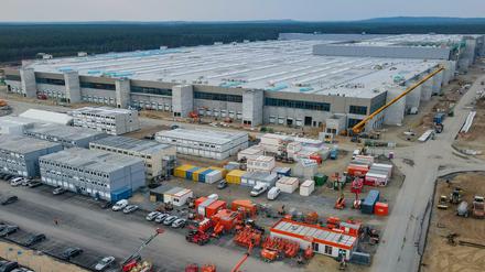 Tesla darf nun auf eigenes Risiko auf dem 300-Hektar-Areal die für die Fabrik nötigen Wasser- und Abwasserrohre und Stromleitungen verlegen. 