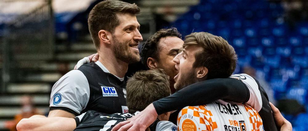 Die Spieler der BR Volleys feiern die deutsche Meisterschaft. Nicht alle von ihnen kehren in der nächsten Saison nach Berlin zurück.