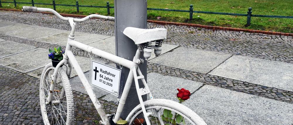 Immer wieder kommt es bei Unfällen wie hier am Savignyplatz in Charlottenburg zu Toten.